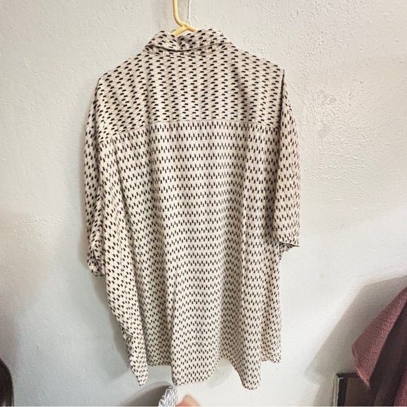 Patterned Button-Up Shirt - Picture 3 of 6